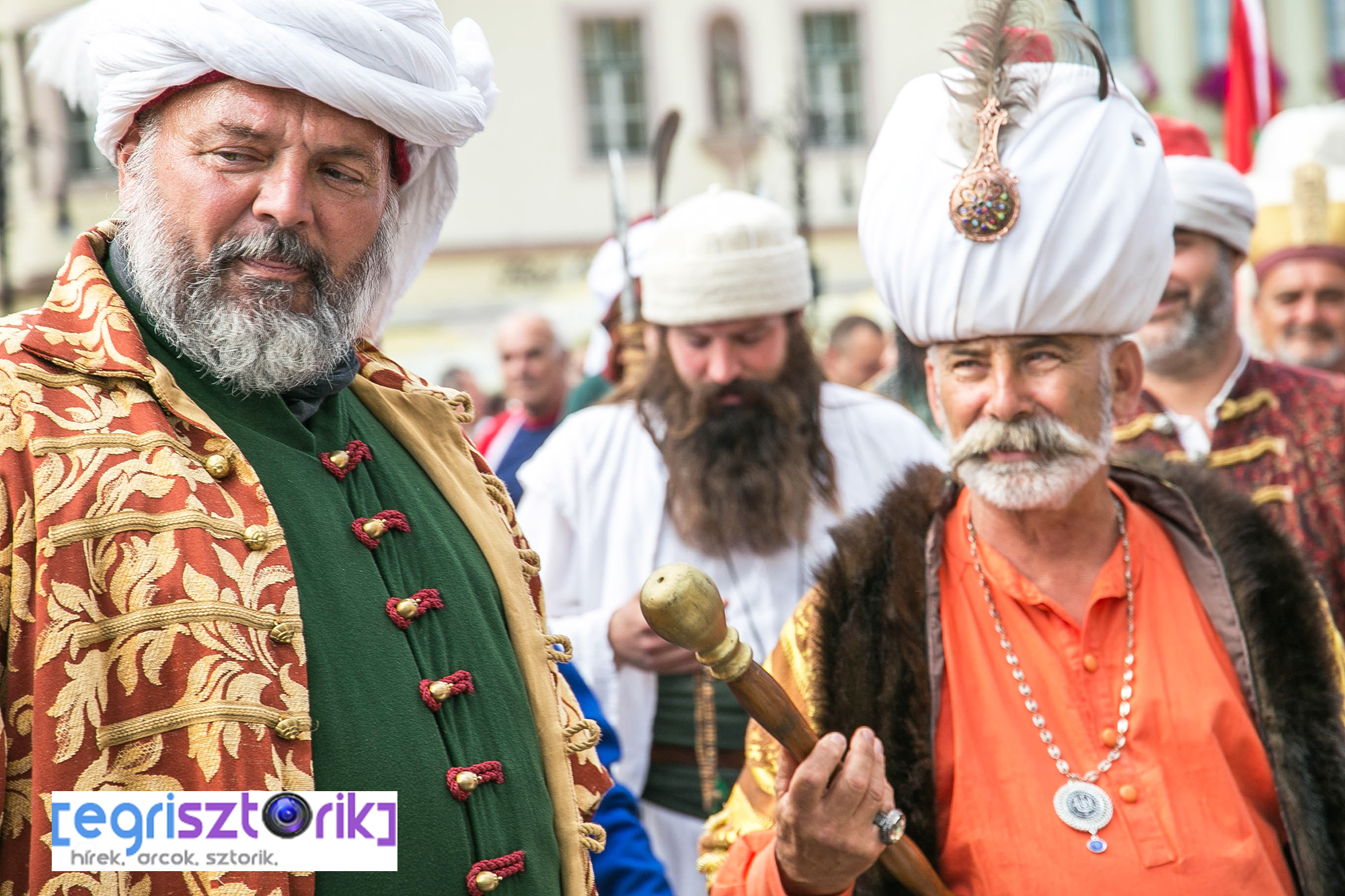 Egerre fenik fogukat a basák (a képen balra "Mehemet", jobbra "Ahmad basa") - Fotó: Keller Richárd 