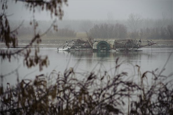 A tiszai jégzajlásban Tiszacsegéről elsodródott és Tiszanána közelében elakadt komp 2017. február 16-án. MTI Fotó: Czeglédi Zsolt